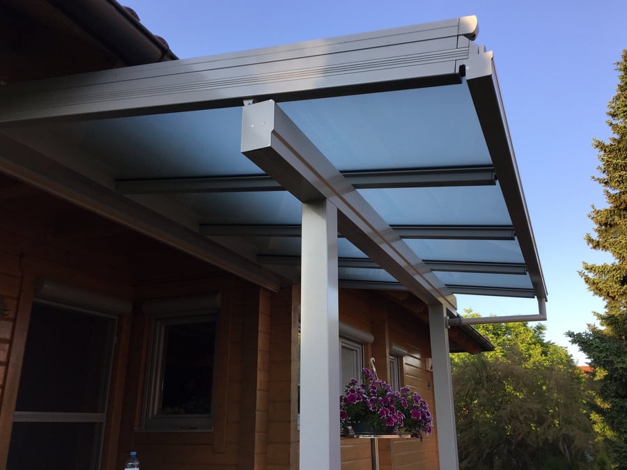Terrassendach mit Glas und integrierter Beschattung