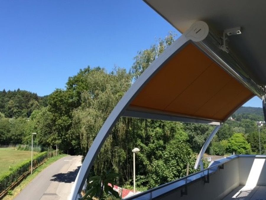 Gelenkarmmarkise über einer Dachterrasse