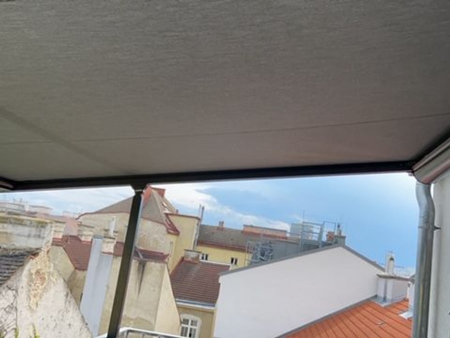 Pergola-Markise über einer Dachterrasse in Linz